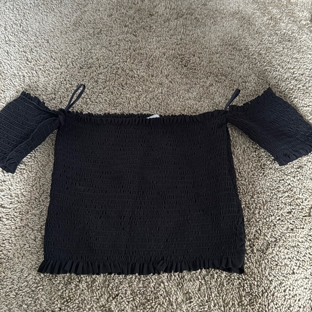 A black top color black shoulder top